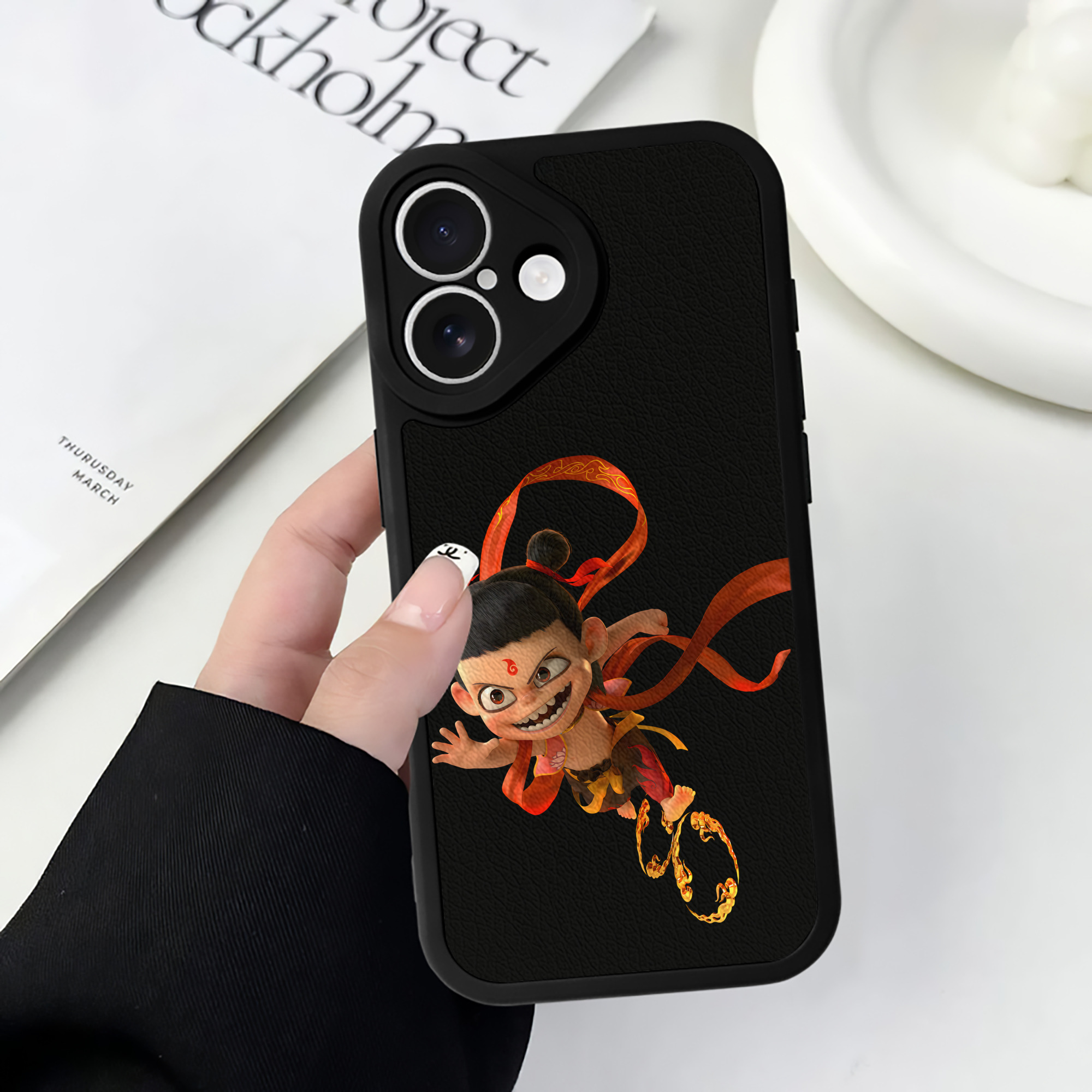 （画像用） Ne Zha 2 ナタ 魔童の大暴れ 【iPhone 16シリーズ対応】シリコンスマホケース（レザー調） 材質：シリコン